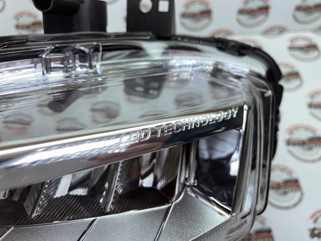 Левая противотуманная фара Land Rover LR136869