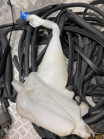 Купить Бачок омывателя Тесла Модел C  5YJS