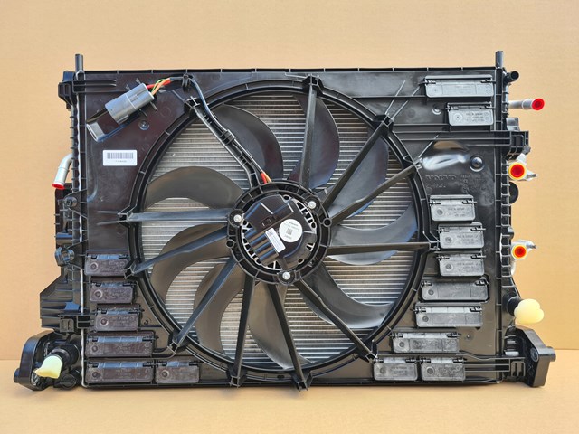 Купить 31657366 Volvo Рамка крепления радиатора