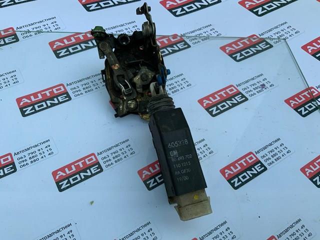 Купить 90493702 General Motors Замок передней правой двери