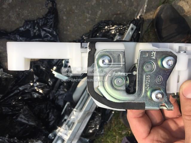 Fecho da porta dianteira esquerda Mitsubishi 5715A739