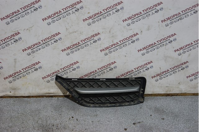 Решетка бампера переднего левая 51117303757 BMW