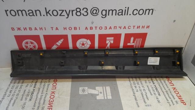 Молдинг двери передней правой нижний TK4951RA0B Mazda