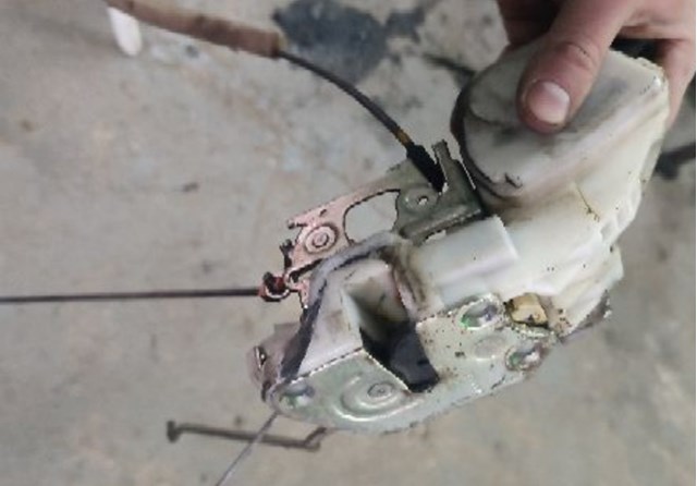 Fecho da porta dianteira esquerda Mitsubishi Pajero IV LONG V90