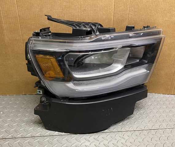 68316082AH Chrysler Фара передняя правая
