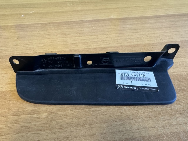Брызговик передний, правый Mazda KB7W56114B