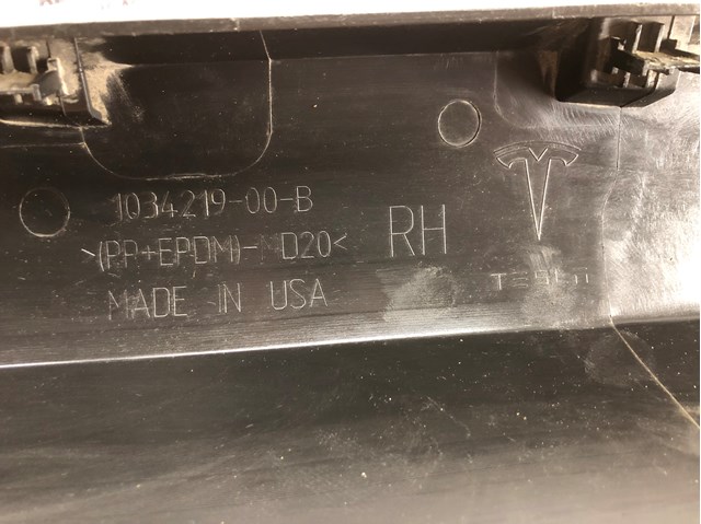 103421900B Tesla Motors Накладка наружняя (молдинг) порога, правый
