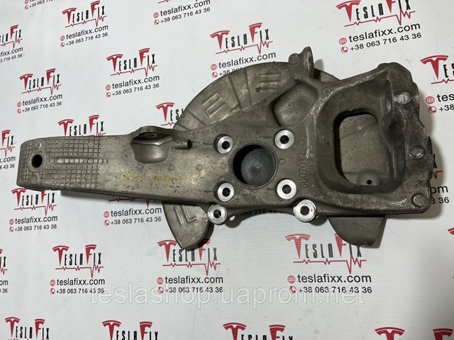 104305200A Tesla Цапфа - поворотный кулак передний, левый