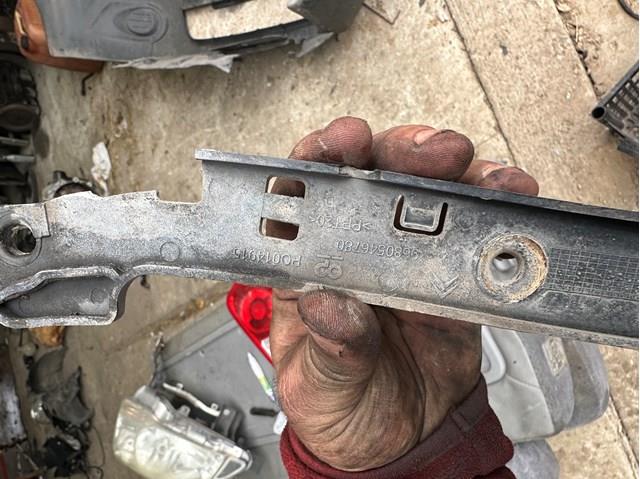 Кронштейн бампера переднего правый 9680546780 Peugeot/Citroen