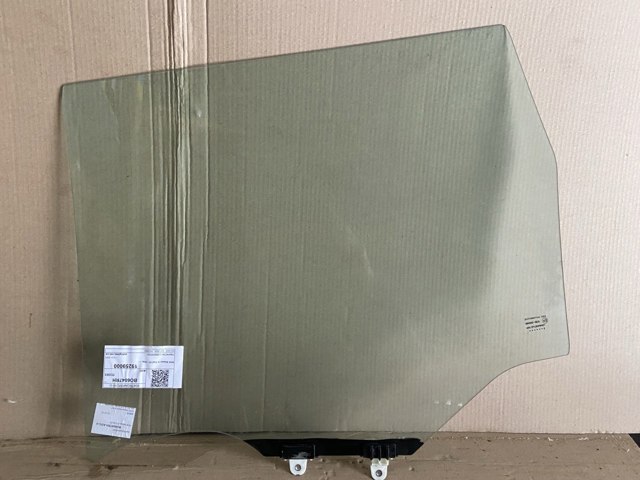 GS5018D304 XYG Стекло задней правой двери