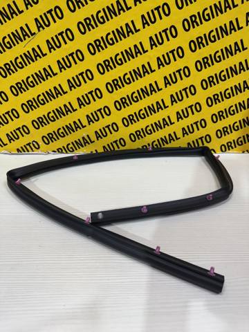 KB7W56750B Mazda Резинка уплотнительная под капот