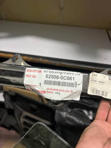 Купить 525060C061 Toyota Кронштейн бампера переднего центральный