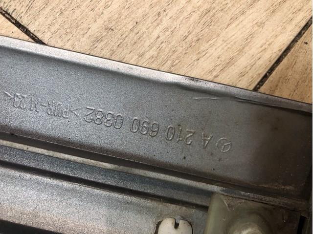 Накладка двери передней правой 2106900482 Mercedes