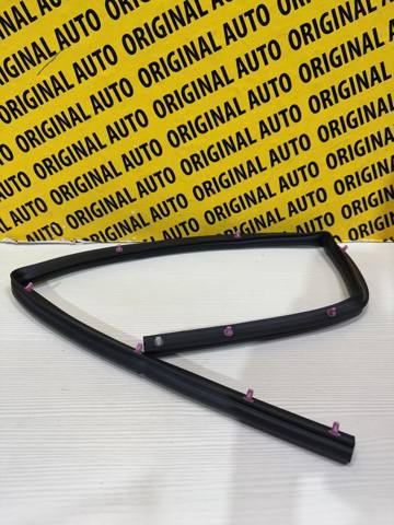 Уплотнитель капота KB7W56750B Mazda