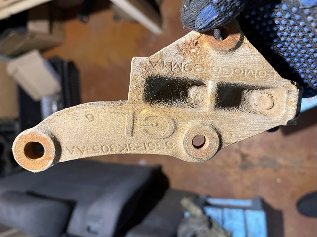 Опора подвесного подшипника передней полуоси Ford 6S613K305AA