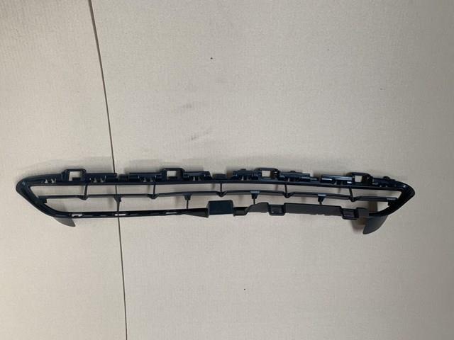 Решетка бампера переднего верхняя 51117319767 BMW