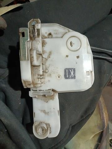 5715A589 Mitsubishi Fecho da porta dianteira esquerda