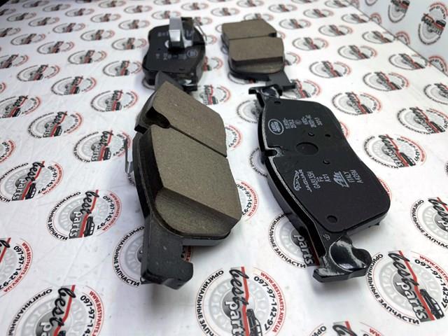 Передние тормозные колодки LR160486 Land Rover