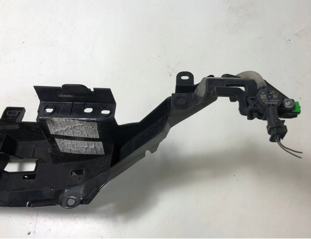 LR084612 Land Rover Кронштейн бампера переднего центральный