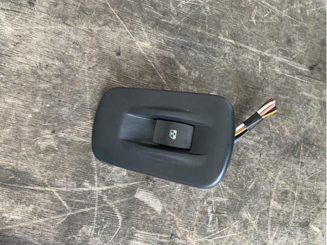 Painel (placa sobreposta) dianteiro direito de bloco de controlo de elevador de vidro 8200011870 Renault (RVI)