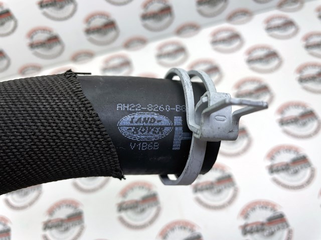 Патрубок системы охлаждения Land Rover LR118802