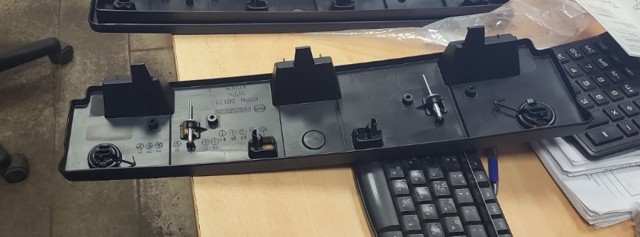 Панель крепления номерного знака переднего KB8M50180 Mazda