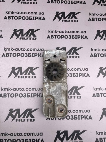 Кронштейн радиатора нижний 13337826 General Motors