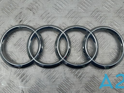 Эмблема решетки радиатора на Audi Q5 8RB