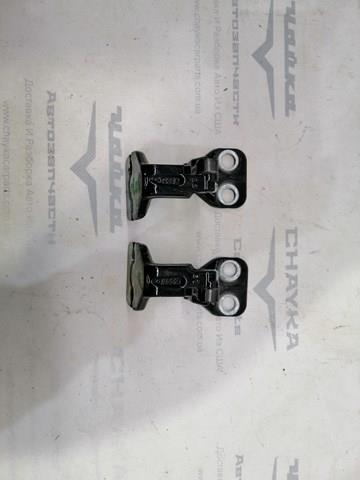 Петля двери передней левой LR056352 Land Rover