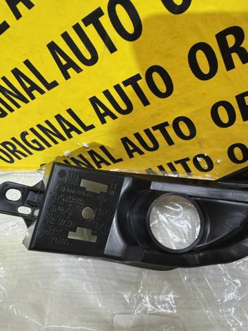Кронштейн бампера переднего, правый Mazda KB8B50C12B