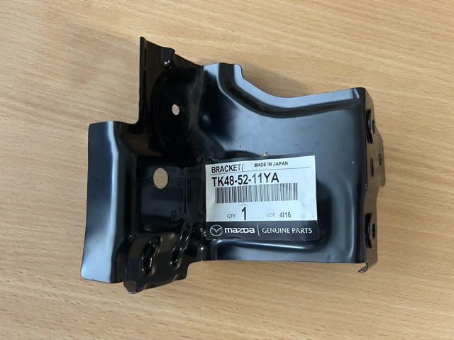 KB8A51U30 Mazda Кронштейн крыла заднего