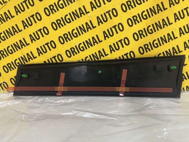 KB7W50M20B Mazda Накладка передней двери, левой, вертикальная