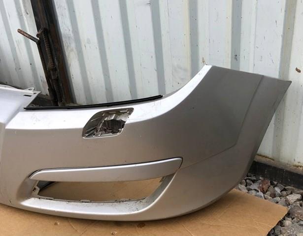 Передний бампер 24460258 General Motors