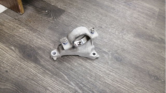 F2A425740 Mazda Опора подвесного подшипника передней полуоси
