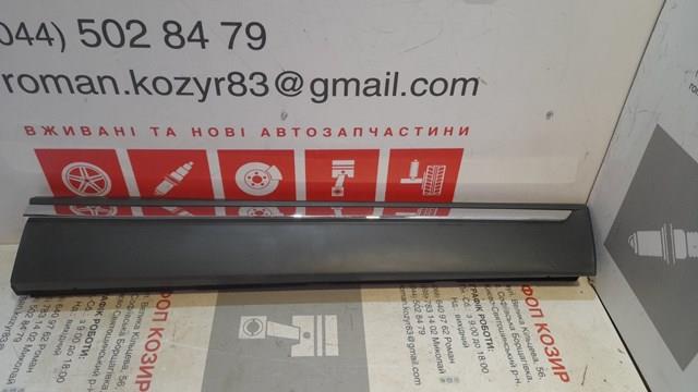Молдинг передней правой двери, нижний Mazda TK4951RA0B