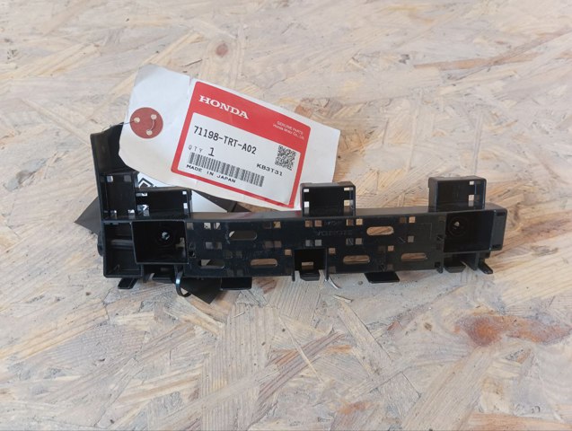 71198TRTA02 Honda Направляющая переднего бампера левая