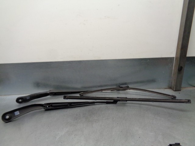 Купить LR025118 Land Rover Поводок стеклоочистителя