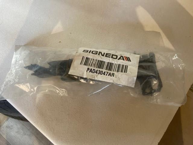 Направляющая переднего бампера, правая Signeda PAD43047AR