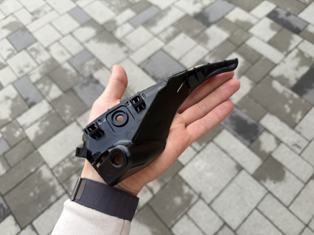 600882100D Tesla Кронштейн бампера переднего внешний правый