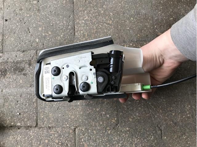 Внутренний дверной замок на Tesla Model 3  5YJ3