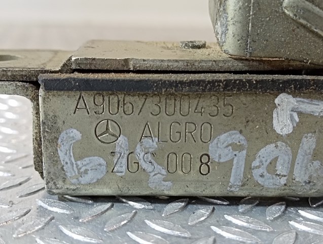 Купить 9067300435 Mercedes Замок двери задней левой