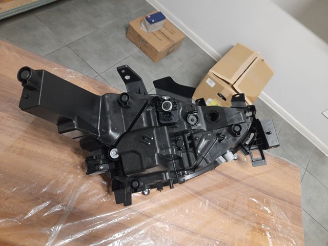 Фары Mazda KB8P51041H