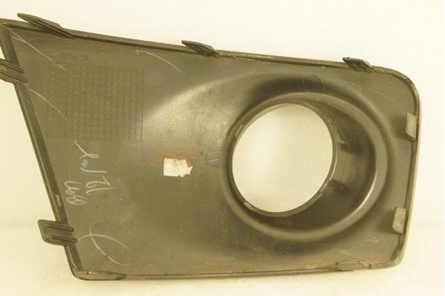 Заглушка (решетка) противотуманных фар бампера переднего левая Mitsubishi 8321A253