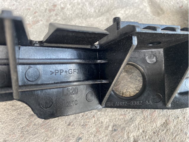 Правое крепление переднего бампера Land Rover AH323382AA цена, от 12.67 USD