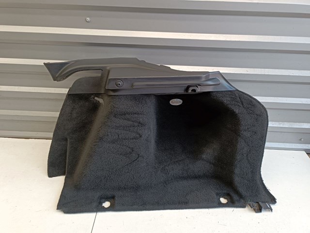 Купить LR041472 Land Rover Облицовка багажного отсека правая