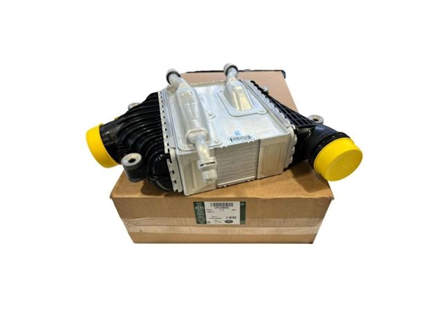 Радиатор интеркуллера Land Rover LR139043