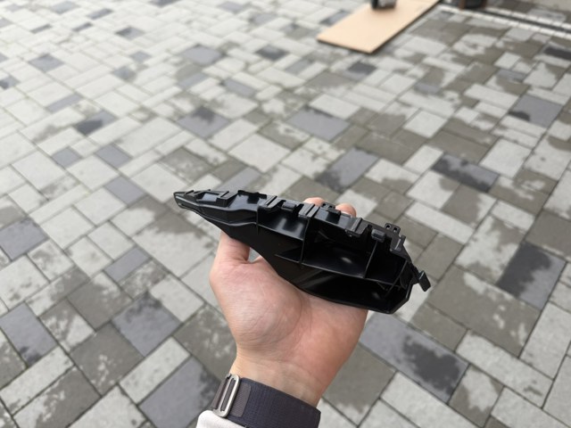 Кронштейн бампера переднего внешний правый Tesla 600882100D цена, от 16.47 USD