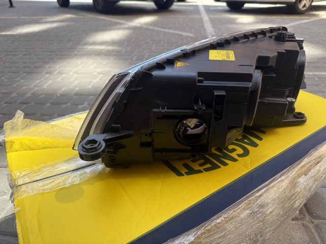 Правая фара LPO461 Magneti Marelli
