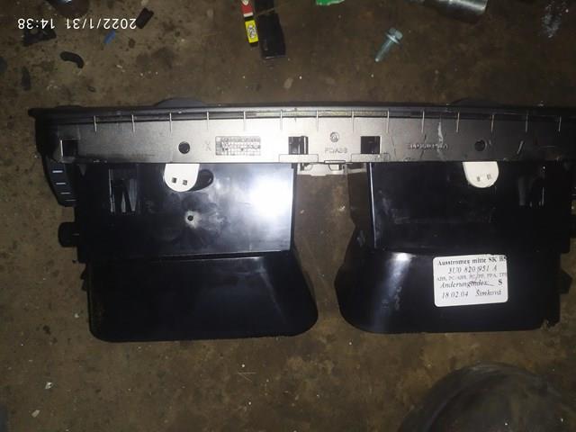 3U0820951A VAG Распределитель воздуха на консоле, центральный