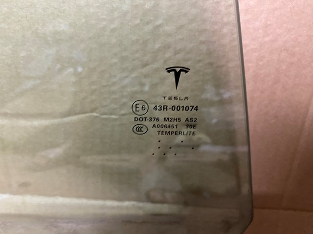 Окно задней двери Tesla 600657100D цена, от 21.49 USD